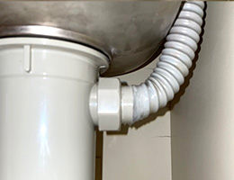 キッチンの水漏れに対するコーキング補修の施工写真